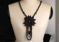 واحد ستراند صدر الفستان الأسود زهرة المجوهرات نسيج يدويا Necklacesfor المرأة